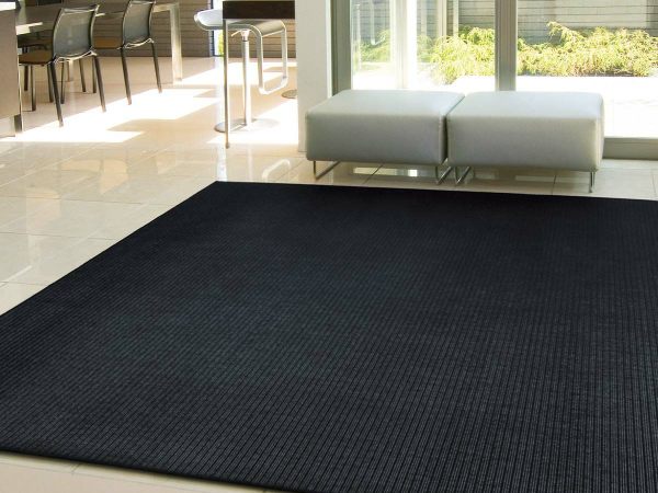 ブラックのラグとモダンインテリア