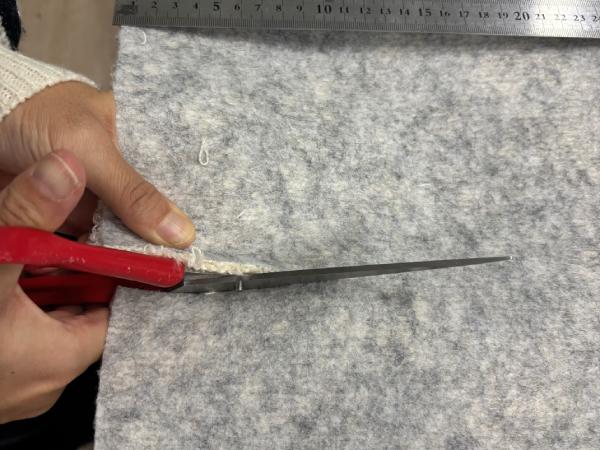 裁ちばさみでカーペットを切る