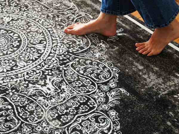 クラシック・ビンテージテイストの黒のラグ