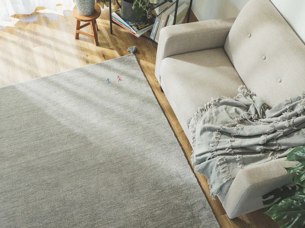 グレーソファとグレーラグ