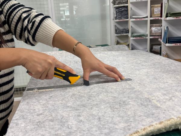 不要になったラグを捨てる為にカットしている