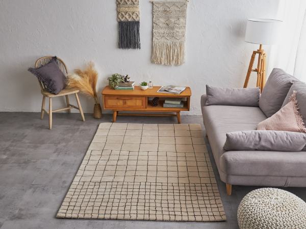 アイボリーラグとグレーソファ