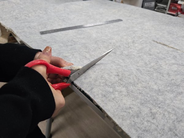 カーペットを切って処分する