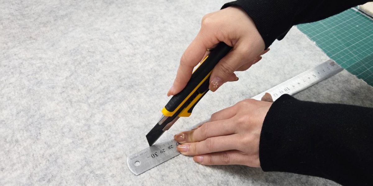 不要になったカーペットを切って捨てる