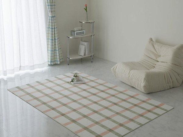 アイボリーの韓国テイストのラグと白いソファ