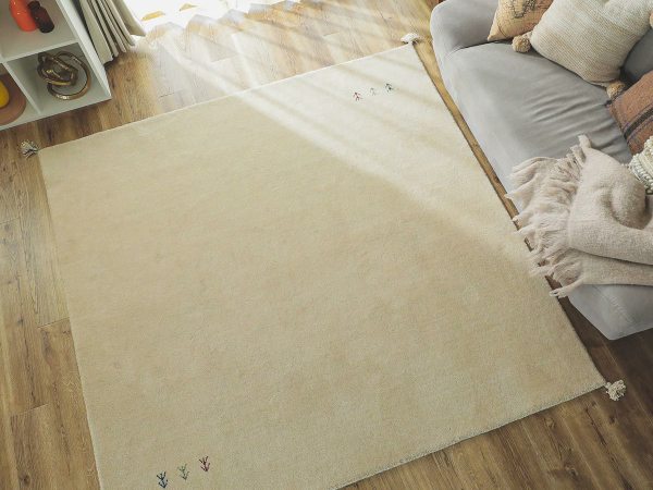 グレーソファーに合うベージュのラグ