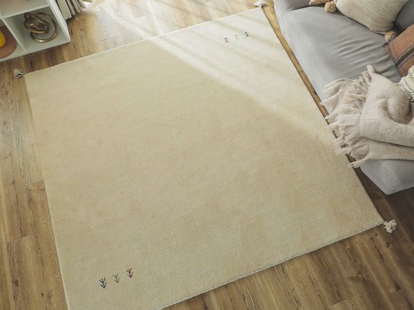 アイボリーのウール100%ラグとナチュラルインテリア