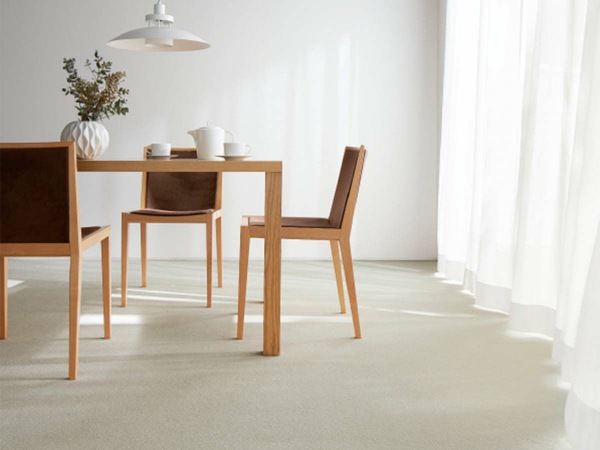アイボリーのオーダーカーペットとダイニングテーブル