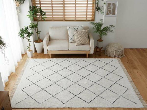 モロッカン柄の洗えるラグとアイボリーのソファ