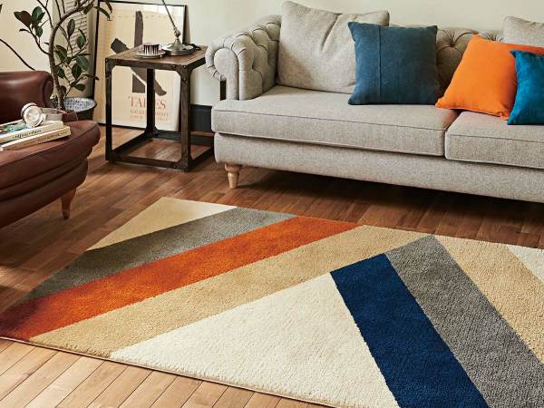 北欧テイストラグとグレーのソファ