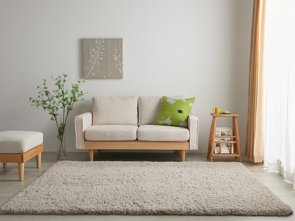 無地アイボリーのマイクロファイバーラグとナチュラルインテリア