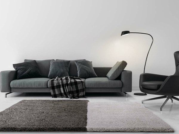 グレーソファとモダンテイストのラグとインテリア