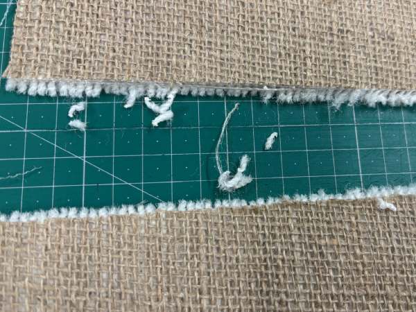 ラグをカッターでカットした時に出た、毛足