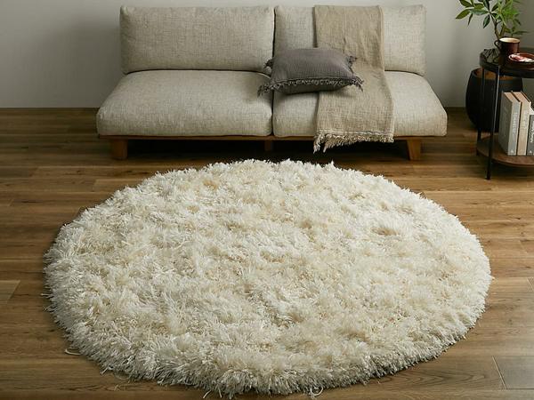 アイボリーの円形ラグとナチュラルインテリア