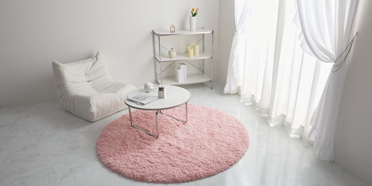 可愛いピンクのシャギーラグが敷かれた部屋