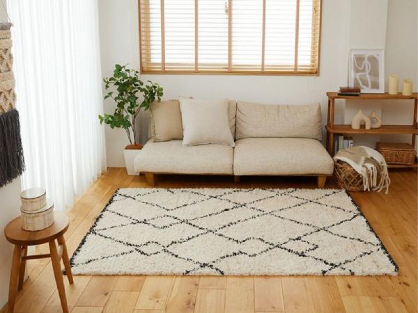 おしゃれな韓国風インテリアにモロッカンラグが敷かれている