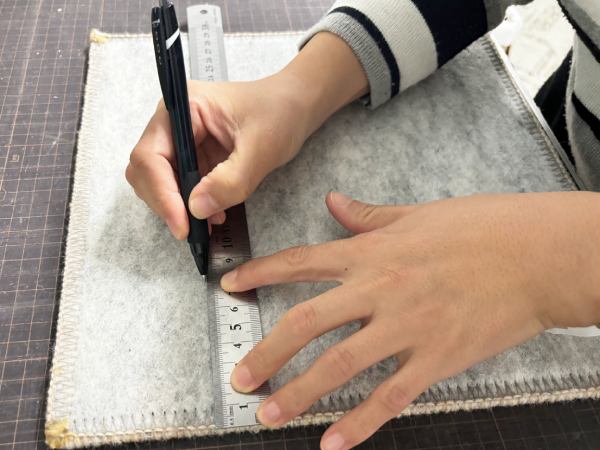 カーペットを切る為に印をつける