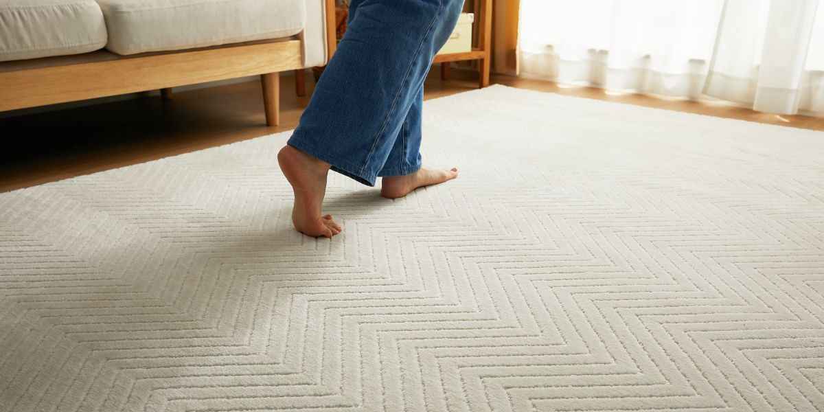 タフテッドカーペットの上を歩く女性とナチュラルインテリア