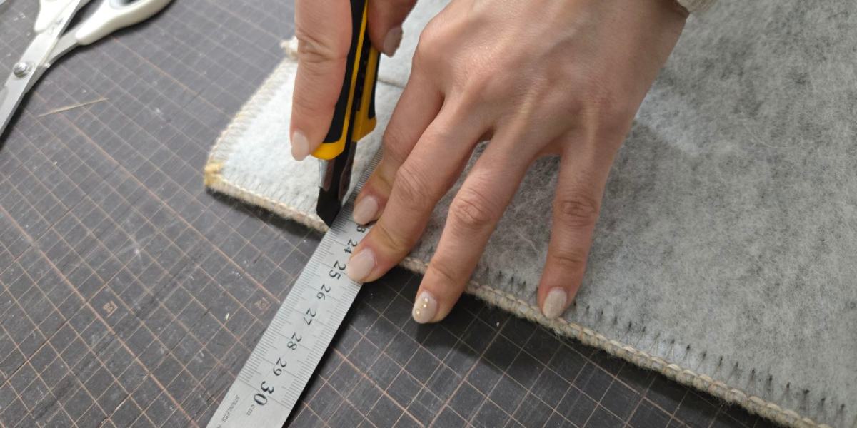 カーペットをカッターやハサミで切る