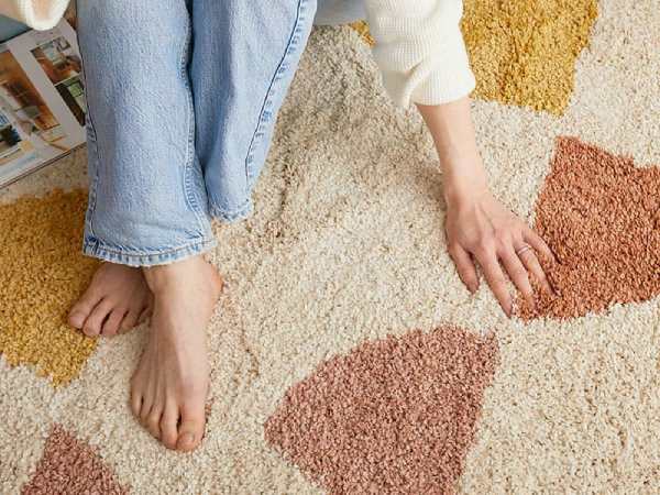 くすみピンクのラグ【ロスカシリーズ】スッコに座る女性