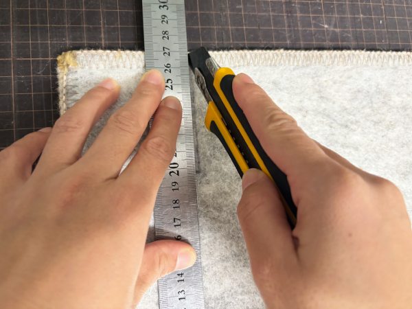 カッターでカーペットを切る