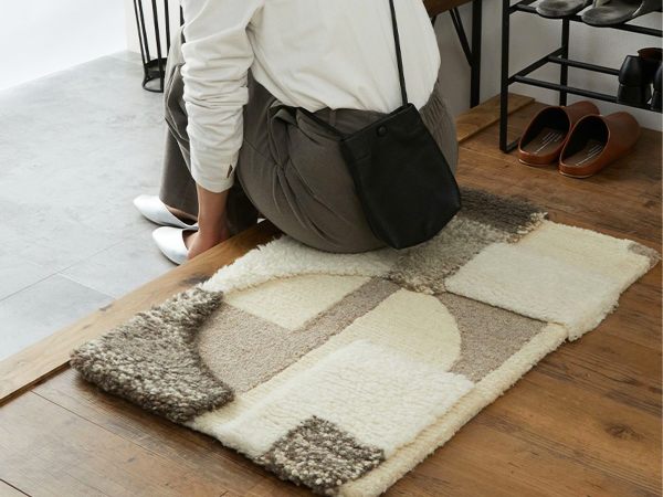 玄関マットがあることで、フローリングを傷や凹みから守れる。