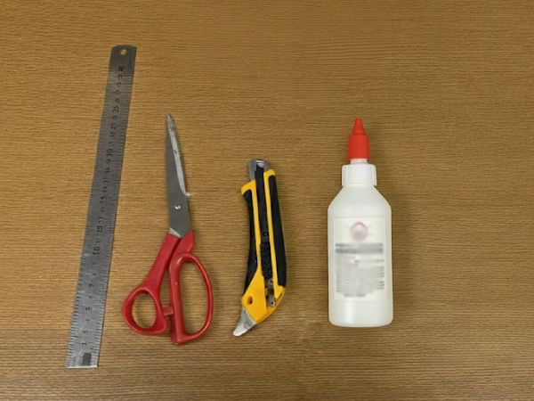 カーペットを切る時に必要な道具(カッター、ハサミ、定規、ボンド)など。