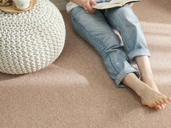 ピンクの日本製ウールカーペット「テアトル　江戸間」