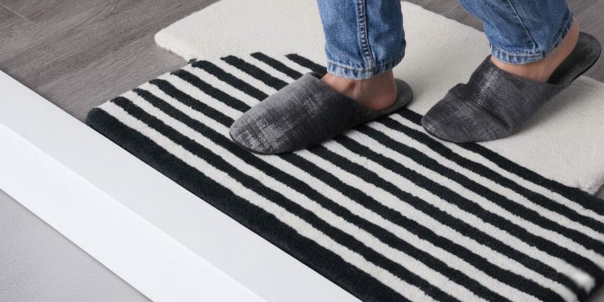 ウールの玄関マットの上に立つ女性