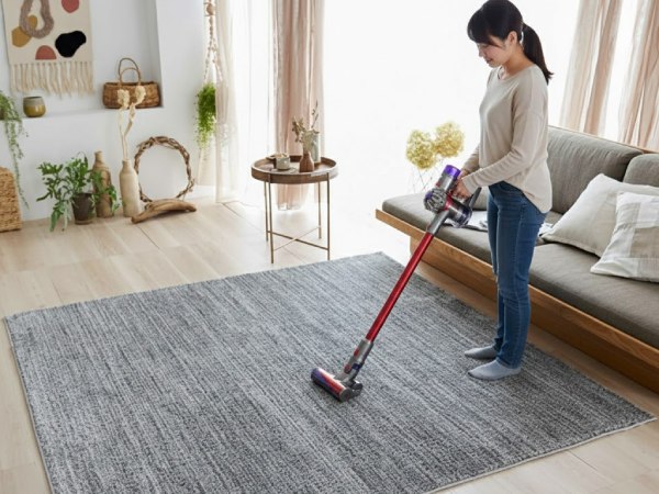 アレルギー対策に適しているカーペットに掃除機を掛ける女性