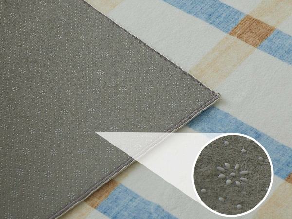 ロボット掃除機が走行できる滑り止めがしっかりついたカーペット