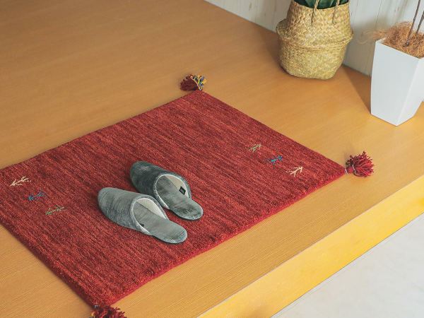 風水で邪気を払うとされている赤の玄関マット