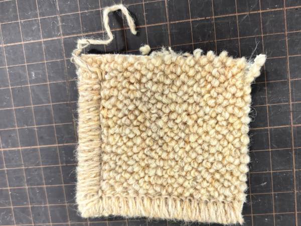 カーペットを切って出たほつれ