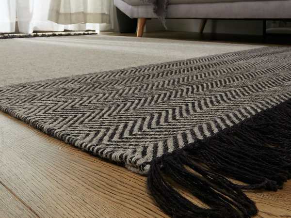 フリンジの付いたラグ