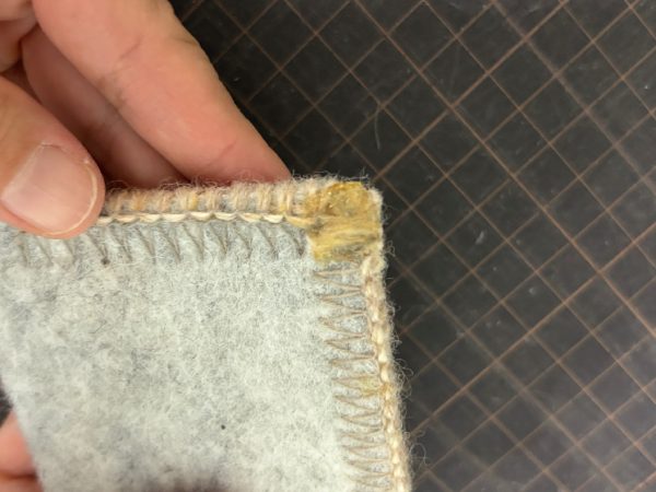 カーペットを切って出たほつれをボンドで固定