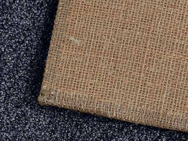 タフテッドカーペットのジュート素材の裏張り