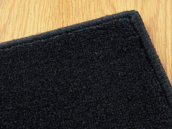 ブラックのウールカーペット