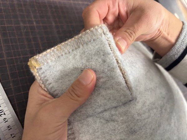 タフテッドカーペットをカッターで切る