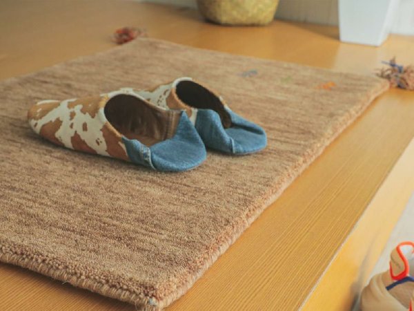 ギャッベのマットが敷かれた玄関