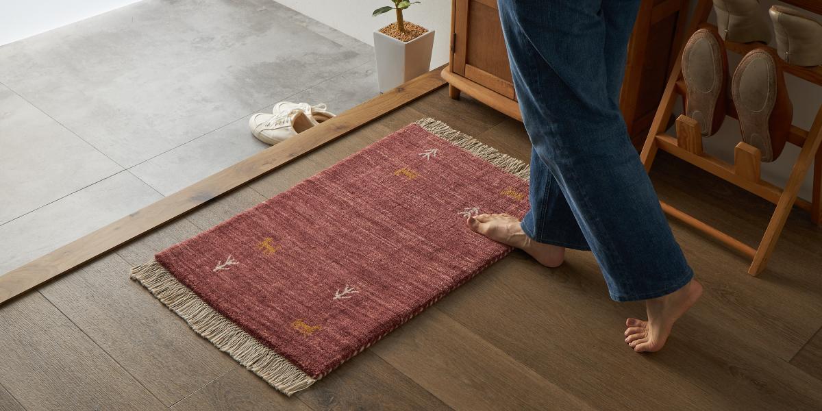 ギャッベが敷かれた開放的な玄関