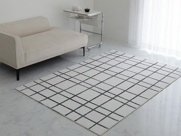 一人暮らしにおすすめなオールシーズン使えるおしゃれな白のラグ『リネア』