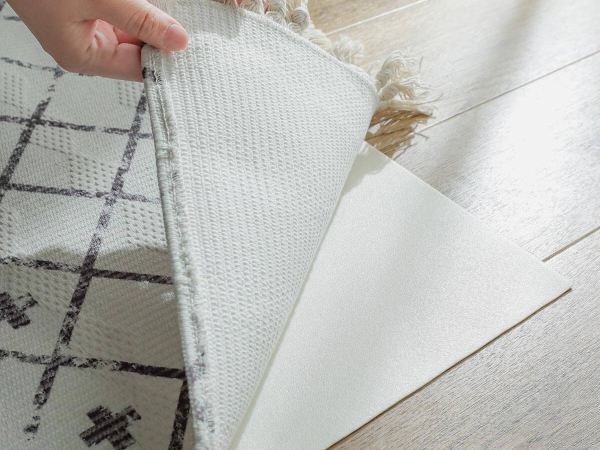 カーペットをずれから守る滑り止めシート