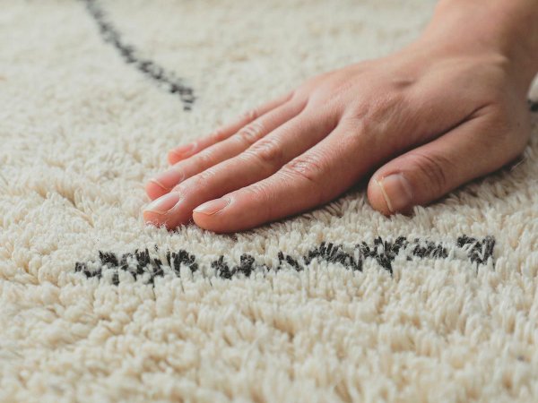 モロッカンラグを触る女性の手