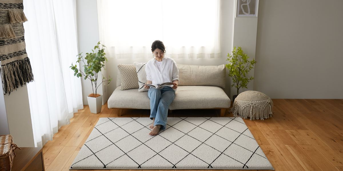 モロッカンラグの上でくつろぐ女性