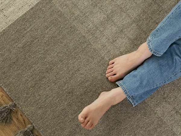 薄いラグのデメリット「底付感がある」