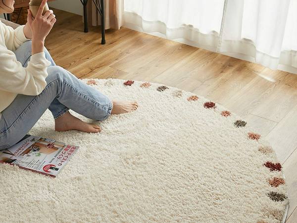 一人暮らしのお部屋に置かれた円形ラグ