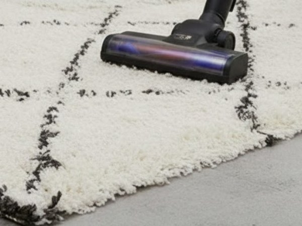 モロッカンラグの上を掃除機を掛ける