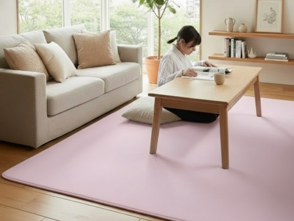 ピンクのラグ、ワンダフィでリラックスする女性