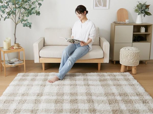 かわいいチェック柄のラグが敷かれたナチュラルインテリア