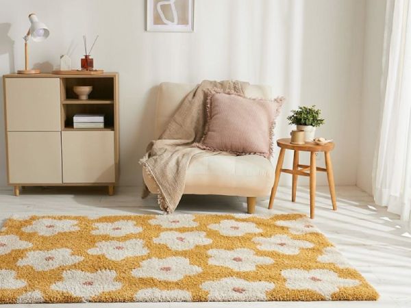 黄色いラグが敷かれた韓国風インテリア